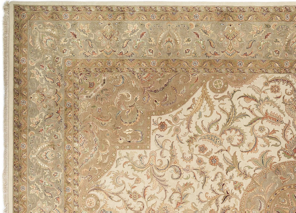 Varanasi 8x10 Beige/Light Green Wool and Silk